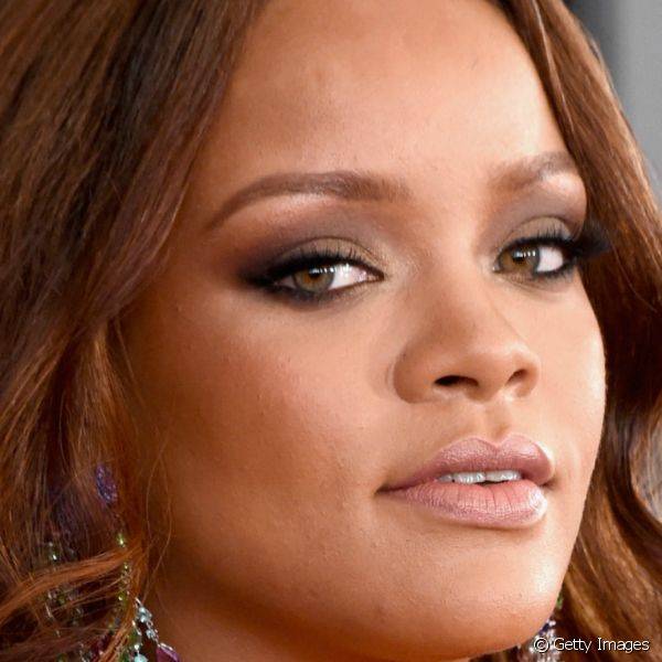 Rihanna escolheu uma make com olhos esfumados de marrom e preto para o Grammy Awards 2017, enquanto as unhas ganharam um esmalte branco super claro (Foto: Getty Images)